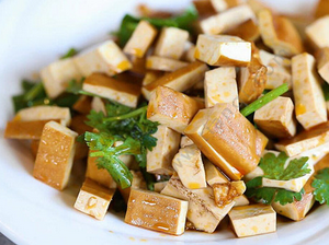 A6  涼拌豆乾 Spiced Dry Tofu